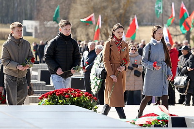 Колокола и людская скорбь. В день памяти Хатыни на мемориале возлагают цветы