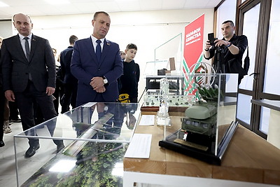 Истории предприятий и судьбы людей. Уникальная выставка подарков Президенту открылась в Солигорске