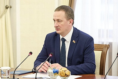 В правительстве состоялась встреча с генеральным директором российской госкорпорации \"Росатом\"