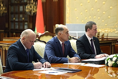 Глобальная обстановка в мире и отношения с США стали темами совещания у Лукашенко