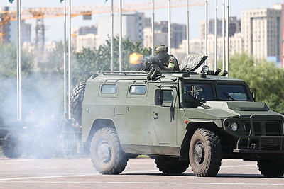 Воздушные маневры, выставка техники и каша по-армейски. Как в Минске прошел праздник ко Дню десантников