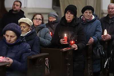Символ мира, любви и религиозного единства. В Гродно прибыл Вифлеемский огонь