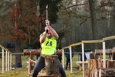 Невероятная атмосфера. Четвертый чемпионат по колке дров среди СМИ проходит в Минском районе