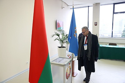 Выборы-2025: международные наблюдатели посещают участки для голосования
