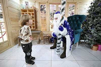 Деревушка Деда Мороза в \"Первом торговом\" принимает гостей