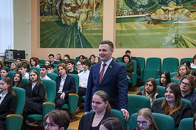 Прямой разговор о будущем: эксперты и депутаты разъясняют молодежи, как решения ВНС касаются каждого