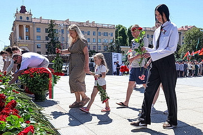 Народное возложение цветов прошло у монумента Победы в Минске