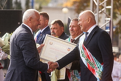 Памятник креветке, выставка караваев и подворий. В Белоозерске проходят \"Дажынкі-2025\"