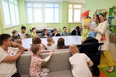 Во время акции \"ЖИТЬ, нельзя болеть\" детям в РНПЦ радиационной медицины вручили подарки