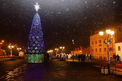 С хороводами, подарками и белорусскими песнями. В комплексе \"Лошицкий\" прошли первые новогодние гуляния