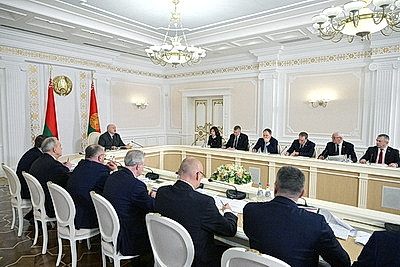 Лукашенко представили два варианта программы пятилетки