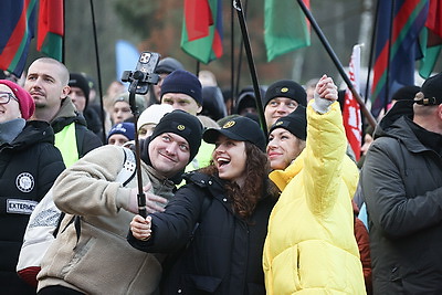 Невероятная атмосфера. Четвертый чемпионат по колке дров среди СМИ проходит в Минском районе