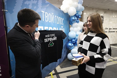 \"Твой голос первый\". Молодые избиратели голосуют на выборах Президента