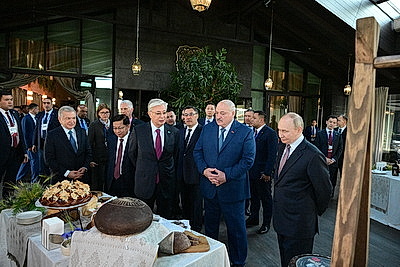 Лукашенко вместе с другими лидерами принял участие в ЕЭФ