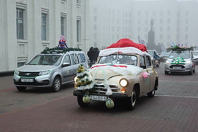 Новогодний автопарад и открытие резиденции Деда Мороза. В Могилеве дали старт праздничным мероприятиям