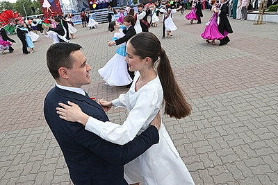 Последний звонок прозвенел для 1,7 тыс. выпускников на республиканском празднике в Гомеле