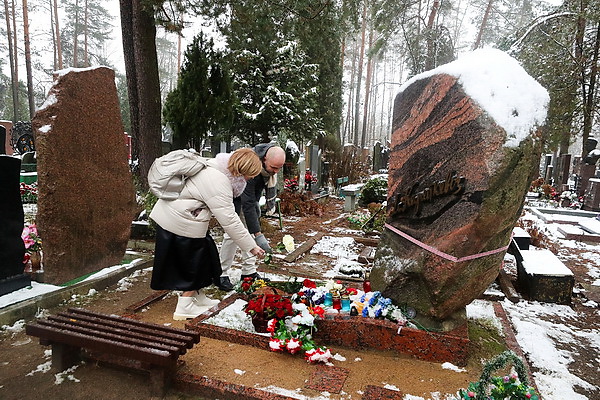 Память Владимира Короткевича почтили на Восточном кладбище в Минске