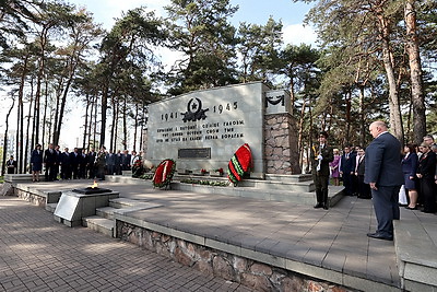 Члены Совета Республики возложили цветы в мемориальном комплексе \"Масюковщина\"