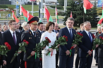 Торжественная церемония возложения цветов прошла у стелы \"Минск - город-герой\"