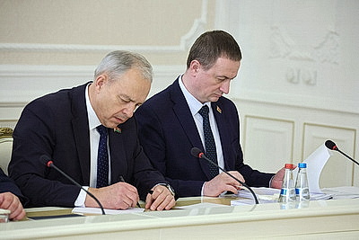 Лукашенко представили два варианта программы пятилетки