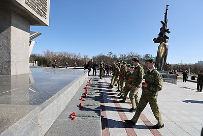 \"Выстрел памяти\" прозвучал у стелы \"Минск - город-герой\"