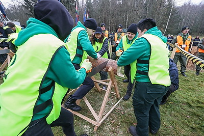 Невероятная атмосфера. Четвертый чемпионат по колке дров среди СМИ проходит в Минском районе