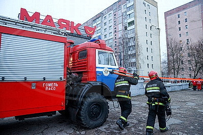 Спасатели работают на месте взрыва газа в Гомеле