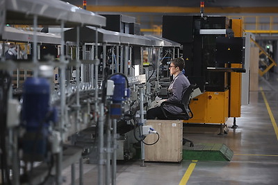 Гибко и эффективно. Как на Гродненском стеклозаводе выпускают сразу два вида продукции на одной линии