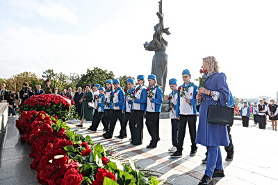 Торжественная церемония возложения цветов прошла у стелы \"Минск - город-герой\"