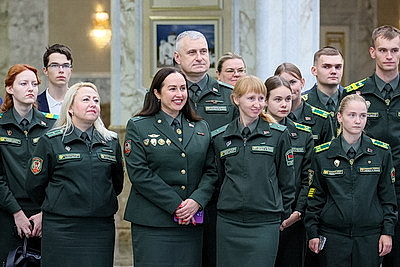 Представители органов погранслужбы посетили с экскурсией Дворец Независимости