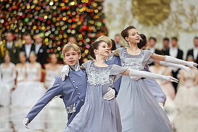 Вальс, кадриль и полонез. Дворец Независимости собрал участников красочного новогоднего бала