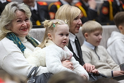 Дед Мороз, подарки и хороводы. 800 детей собрал благотворительный праздник в Гродно