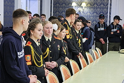Кадеты и финалисты турнира \"Вызов\" побывали в залах Дворца Независимости