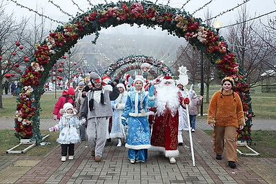 Новогодний автопарад и открытие резиденции Деда Мороза. В Могилеве дали старт праздничным мероприятиям