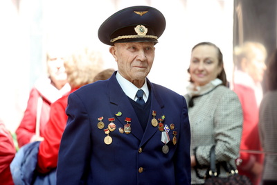 С военными песнями и танцами. Акция ко Дню Победы прошла на минском железнодорожном вокзале