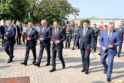 Участники медиафорума в Гомеле возложили цветы к памятному знаку жертвам геноцида
