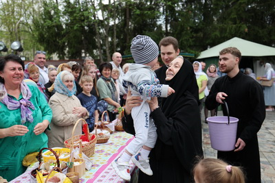 Накануне Пасхи белорусы освящают куличи в храмах и костелах