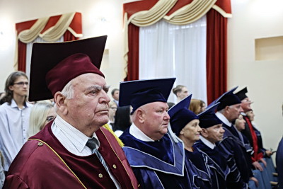 Профессия с большим сердцем. Перцов в Витебске вручил студенческие билеты будущим ветеринарам