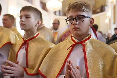 С букетом васильков в руках. Клаудио Гуджеротти возглавил литургию в брестском костеле Воздвижения Святого Креста