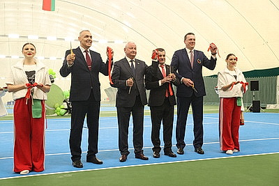 Первые соревнования стартовали под сводами крытых теннисных кортов в Пинске