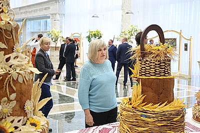 Дворец Независимости с экскурсией посетили сотрудники кондитерских фабрик и лизинговой компании