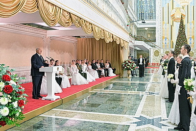 Вальс, кадриль и полонез. Дворец Независимости собрал участников красочного новогоднего бала