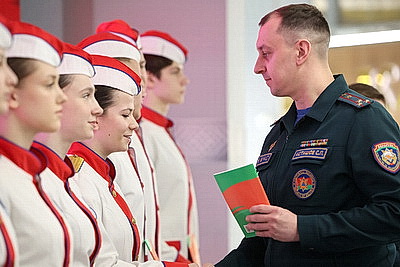 \"Так рождаются истинные патриоты\". Спасатели Минска вручили Конституции 30 ребятам