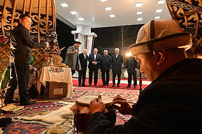 Лидеры стран ОДКБ ознакомились с экспозицией в национальном колорите