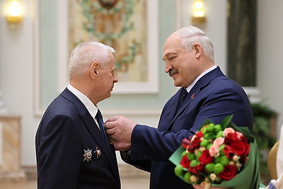 Лукашенко вручил государственные награды заслуженным представителям различных сфер