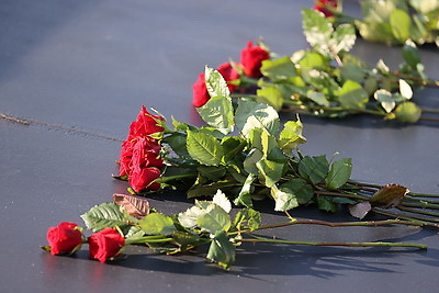 Колокола и людская скорбь. В день памяти Хатыни на мемориале возлагают цветы