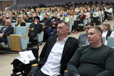 \"Любите свою семью\". Караник о роли традиционных семейных ценностей в укреплении глобальной безопасности