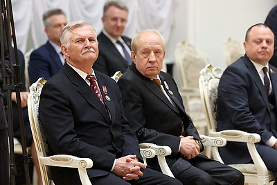 Лукашенко вручил государственные награды заслуженным представителям различных сфер