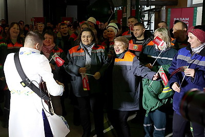 \"Заряд хорошего настроения\". Концерт в цеху Солигорского ДСК состоялся во время \"Марафона единства\"