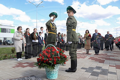 Участники выездного заседания Совета Республики возложили цветы к братской могиле \"Скульптура солдата\"